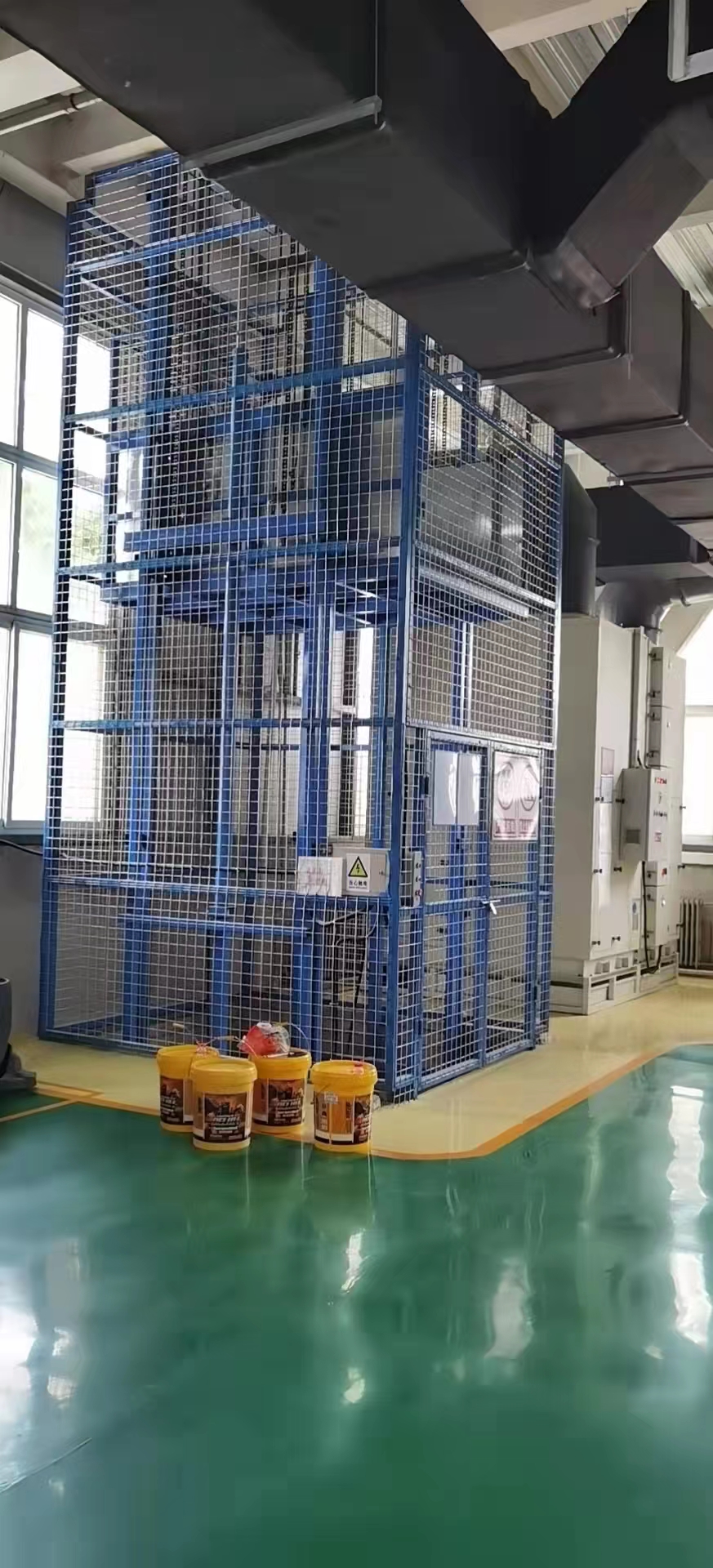 導軌式升降平臺，無噪音耗電少，性能穩(wěn)定可靠